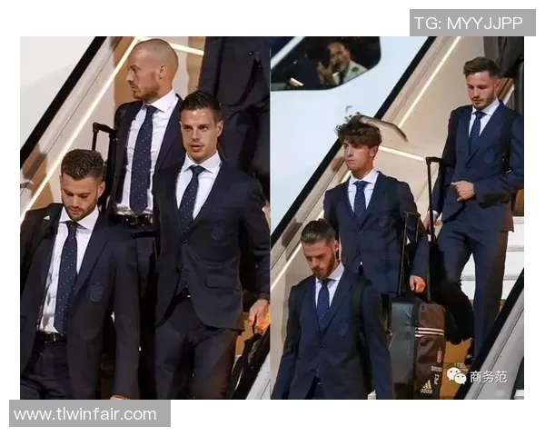 时尚与运动完美结合足球明星款手拿包让你成为街头焦点